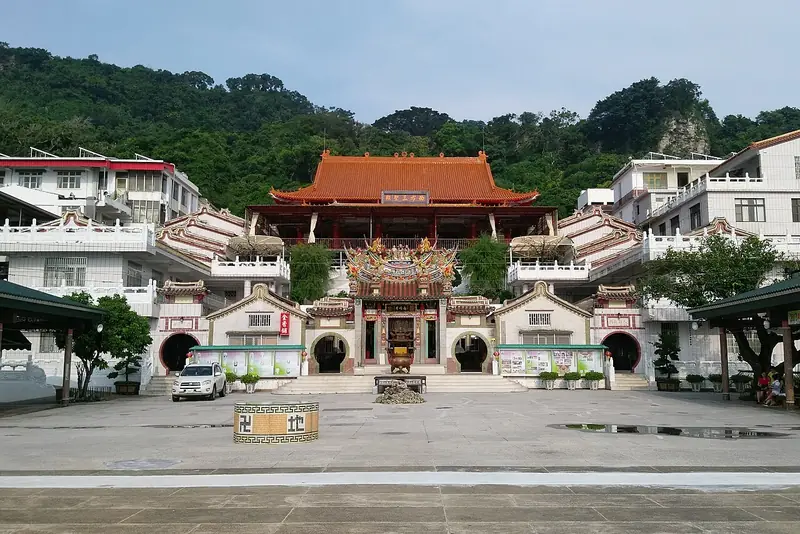 Representative view in Alian District · 阿蓮區代表景观：超峰寺全景 (cropped)