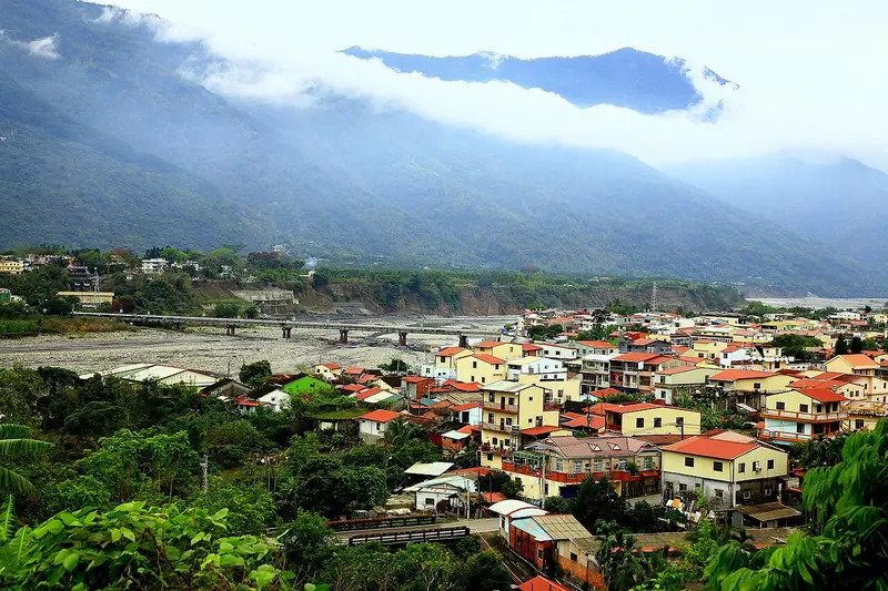 Representative view in Liouguei District · 六龜區代表景观：Laonong River through Liouguei with mountain view