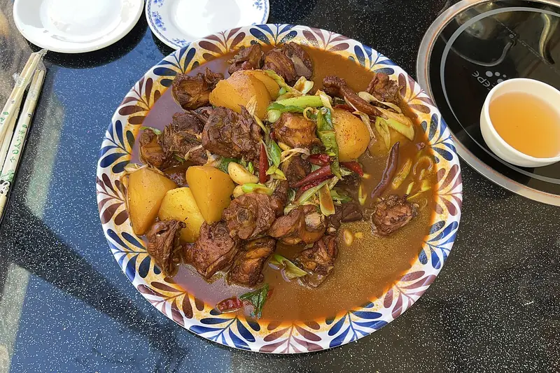 Reference photo for Yanqi Big Plate Chicken · 焉耆大盘鸡同类菜品参考照片