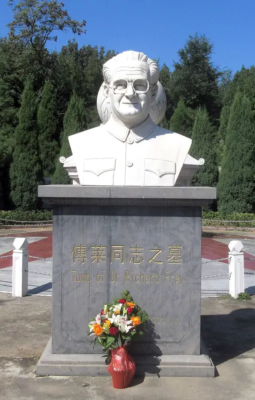 Representative view in Tangxian · 唐县代表景观：傅莱纪念碑