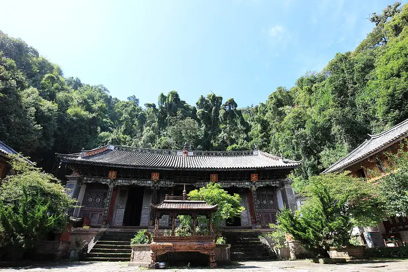 Weibao Mountain (巍宝山)