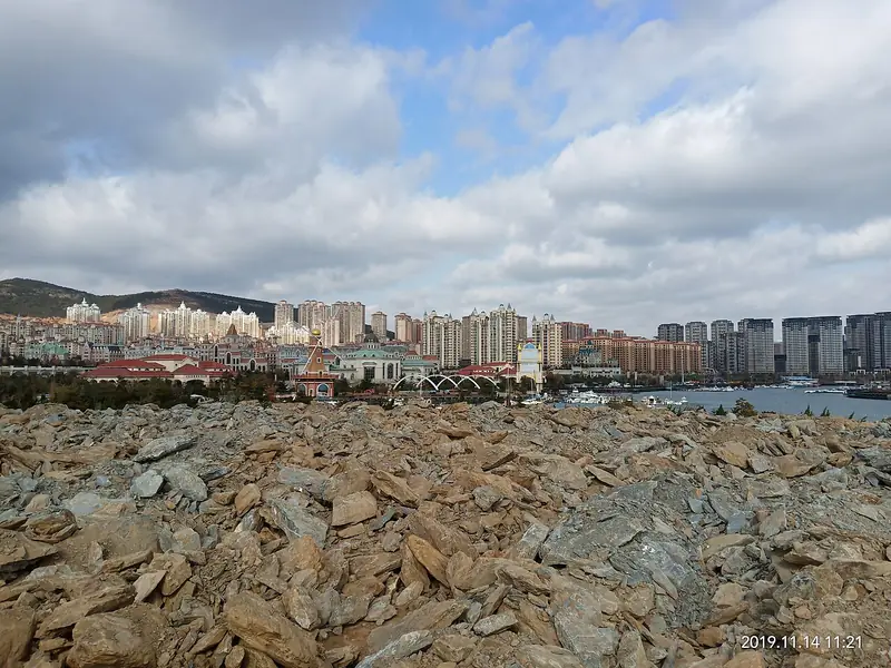 Representative view in Ganjingzi District · 甘井子区代表景观：Neo-seaside Citylife & Wild Rocks