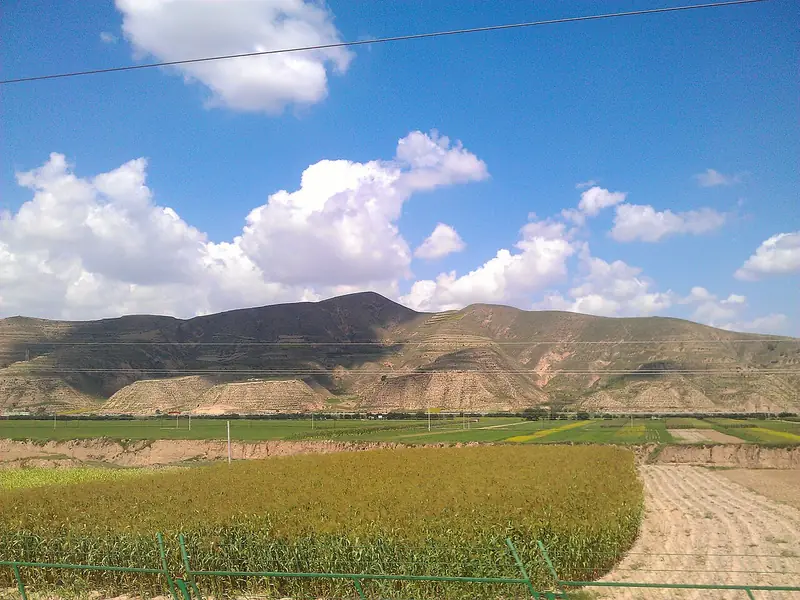Representative view in Longxi County · 陇西县代表景观：火车窗外 - panoramio